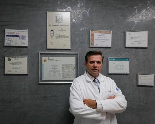 El Dr. Saúl Ruiz Muñoz en su consultorio, frente a sus diplomas